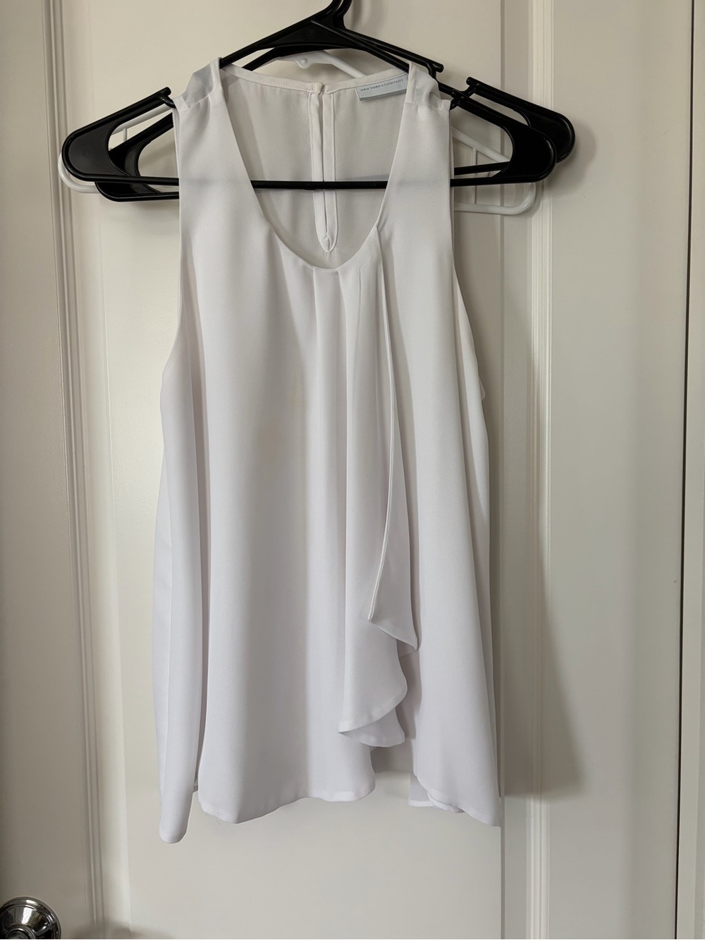 White Sleeveless Ruffle Front Blouse Women’s New York & Company Medium